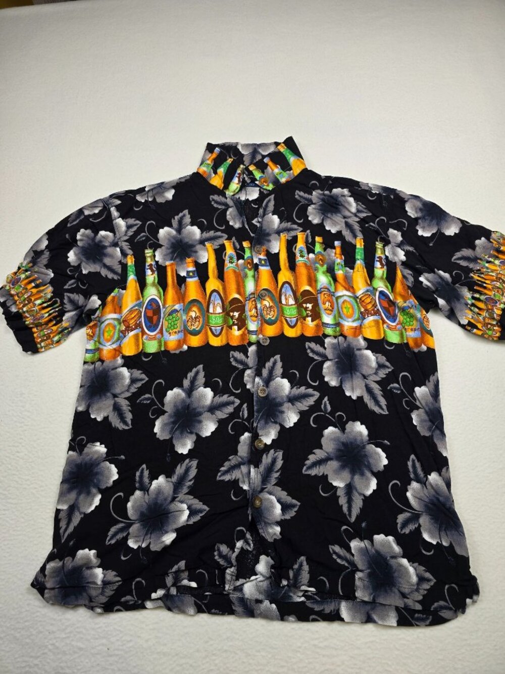 Pacific & Co Large Beer Bottle Hawaiian Shirt Black Floral Short Sleeve Button D